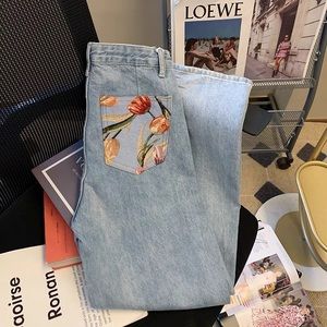 Jeans with back tulip pockets